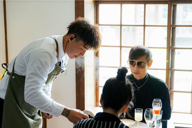 「店长」包伟铭先到餐厅检视大家表现。（八大提供）