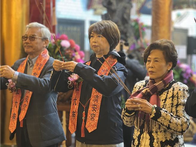 新北市副秘书长龚雅雯向保生大帝参拜祈福。（图／新北市民政局）