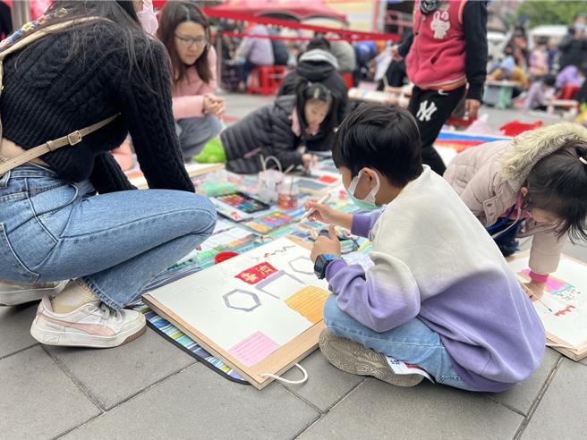 文化祭邀请学子一起写生。（图／新北市民政局）