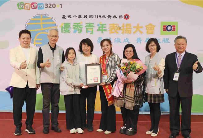 大業實驗國民中學主任簡意文獲選優秀青年，今接受表揚。（嘉義市政府提供／呂妍庭嘉義傳真）