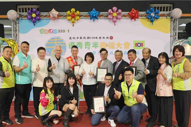 329青年節，嘉義救國團舉辦優秀青年表揚大會，來自社會優秀青年、嘉義地區各大專院校、中等學校共92名優秀青年獲獎。（嘉義市政府提供／呂妍庭嘉義傳真）