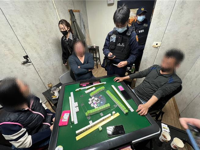 员警持搜索票查缉棋牌社。（淡水警分局提供）