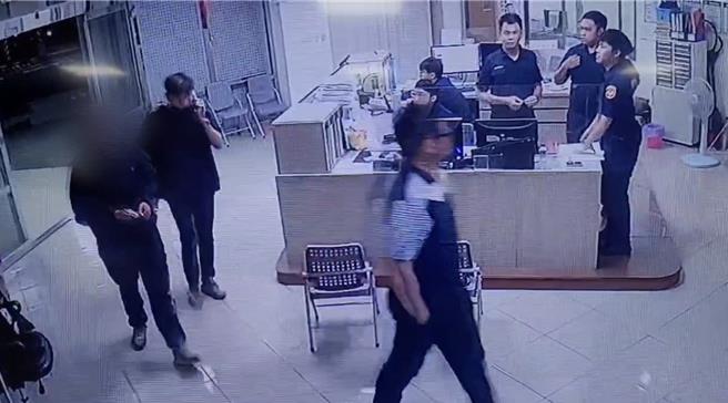 2025年3月29日苗栗县／苗栗县头份市27日晚间14岁的张姓少年在前往虾皮门市取货时，遭20岁锺姓男子搭讪并抢走现金1100元。警方接报后，迅速调阅监视器，并在2小时内将锺男逮捕，案件已依抢夺罪移送苗栗地检署侦办。（读者提供／吕丽甄苗栗传真）