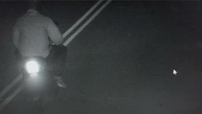 2025年3月29日苗栗县／警方立即调阅监视器，发现嫌犯骑乘普重机逃逸。透过车籍系统确认车主为锺姓男子，并经被害人指认，警方在2小时内将锺男逮捕。（读者提供／吕丽甄苗栗传真）