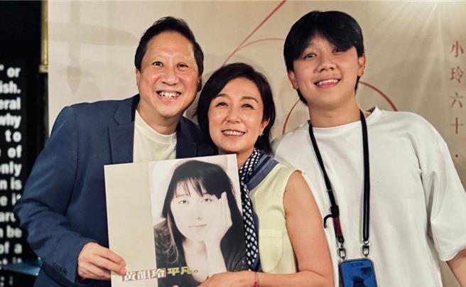 黄韵玲去年欢庆60岁生日时，儿子沈裕纮（右）及前夫沈光远（左）到场祝贺。（黄韵玲友人提供）