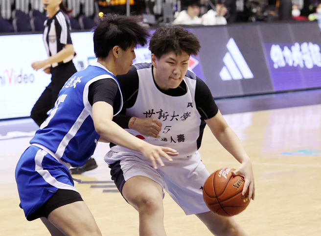 世新大学蔡佑莲（右）29日在UBA女一级4强赛个人贡献17分、17篮板。（姚志平摄）