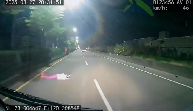 行经台南快车道时突有一女衝出趴倒，驾驶惊呼急闪。（图／爆料公社脸书专页）