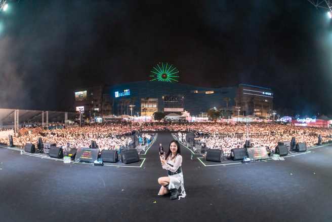 李泳知与全场观眾合影。（图／宽宽整合行销提供）