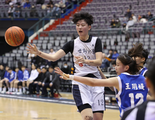 世新大学游沁桦（左）创下3届52场达成个人生涯100阻攻，目前累积达103阻攻。（姚志平摄）