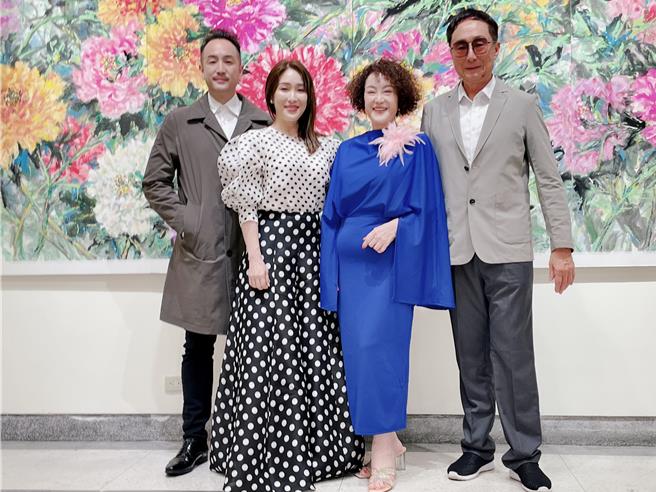 韓湘琴（右2）開畫展，老公唐威（右起）、女兒唐可珊、兒子唐志中到齊。（韓湘琴提供）