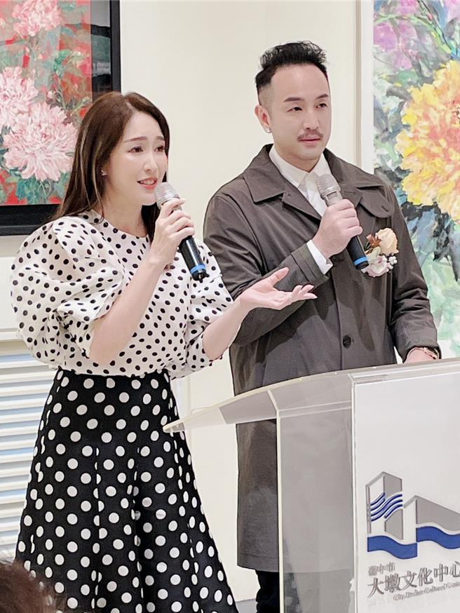 唐可珊（左）唐志中姐弟倆主持畫展開幕式，妙語如珠。（韓湘琴提供）