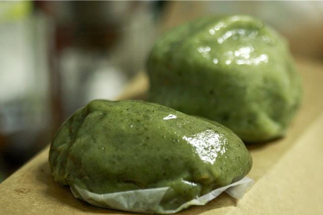 清明节将至，苗栗县卫生局近日完成「清明节庆时令食品稽查抽验专案」，对16家食品业者进行查核，抽验润饼、豆干、草仔粿等16件产品。检验结果显示，所有食品符合国家食品安全标准，未发现不法添加物。（吕丽甄摄）