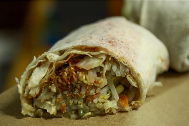 清明节将至，苗栗县卫生局近日完成「清明节庆时令食品稽查抽验专案」，对16家食品业者进行查核，抽验润饼、豆干、草仔粿等16件产品。检验结果显示，所有食品符合国家食品安全标准，未发现不法添加物。（吕丽甄摄）