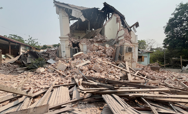 緬甸華僑楊萬利女士在臉書貼文，尋求物資協助。緬甸在台北時間28日下午2時20分左右發生芮氏規模8.2強震。（圖／美聯社）