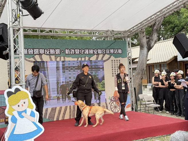 警方特别派出全台首只「双功能警犬」Uhoo，现场示范路径追踪技术，精准找出藏匿的车手，追回被害人血汗钱。（图警方提供／简铭柱翻摄）