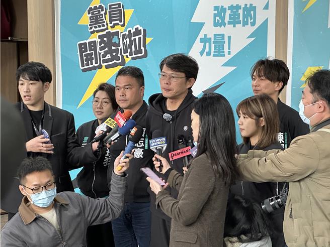 民眾党主席黄国昌29日下午透露，北所称「周末没医生帮柯文哲评估，下周一再说」，因此他稍后就会去北所递状，要「自费找医生看柯文哲」，「我就坐在门口，台北看守所没有给我回应前，我不会离开。」（丁上程摄）