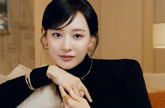 金智媛身穿黑色小礼服搭配宝格丽Serpenti系列珠宝，风华绝代。（BVLGARI提供）