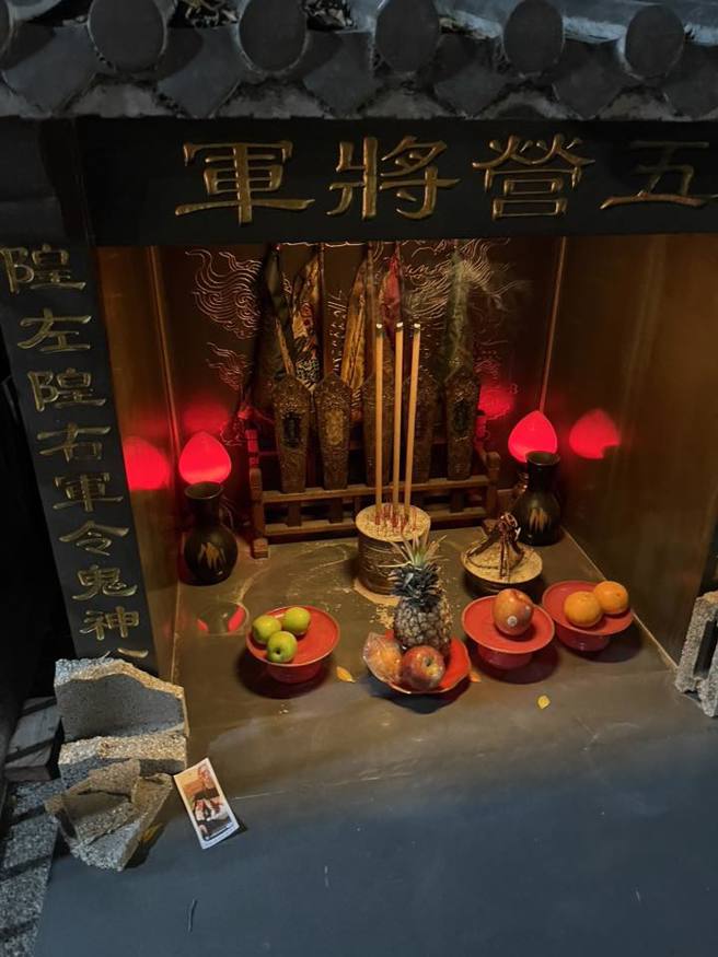 有狂熱綠營支持者將詛咒亞亞女兒的照片放在全臺首邑縣城隍廟將軍神桌上，讓廟方人員呼籲冷靜，強調廟裡是尋求心靈安慰的地方，並非詛咒他人之處，實在太過火。(圖／全臺首邑縣城隍廟)