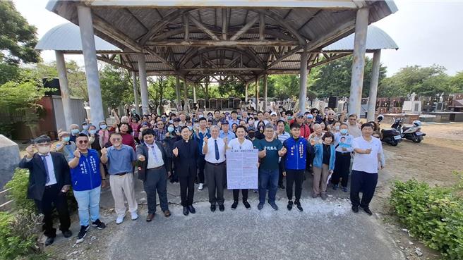 前國民黨立委陳以信 （左七）29日在二王基督教墓園發動連署1人1信上書總統府，要求墓園退出都市重畫範圍。（程炳璋攝）