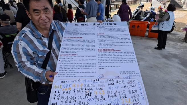 二王基督教墓園29日舉辦追思禮拜，現場發動上百人連署1人1信上書總統府，要求墓園退出都市重畫範圍。（程炳璋攝）