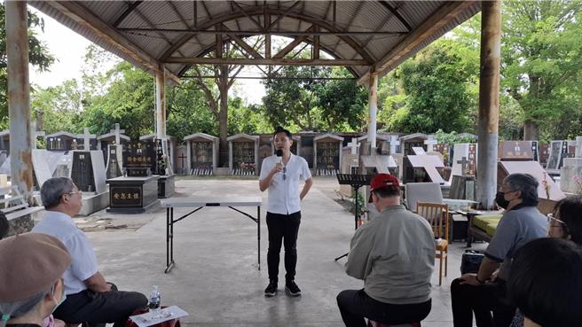 陳以信 （中）29日在二王基督教墓園發動連署上書總統府，要求將基督教墓園退出都市重畫範圍。（程炳璋攝）