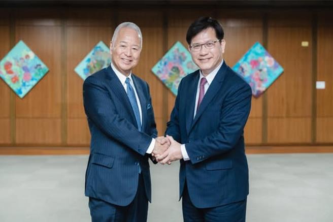 积极促进台日半导体合作的日本前经济产业大臣甘利明受邀来台，外交部长林佳龙昨(29)日在外交部与之会晤，希望深化两国在半导体、无人机、氢能、智慧医疗、循环经济与轨道建设上的合作。(图撷取自林佳龙脸书)