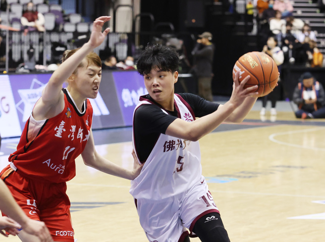 佛光大學陳丁綺（右）29日在UBA公開女一級4強賽貢獻17分、17籃板，助隊挺進冠軍賽。（姚志平攝）