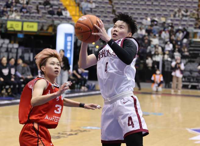 佛光大學李宜樺（右）29日在UBA公開女一級4強賽貢獻18分、10籃板、8助攻。（姚志平攝）