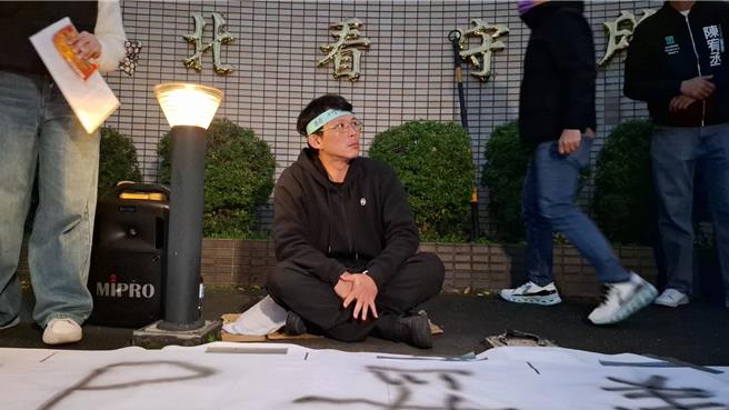 民眾党主席黄国昌不满柯律师团声请戒护就医未有下文，29日下午前去北所递交声请状。（民眾提供）