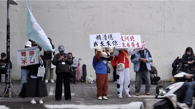 台北看守所对面聚集多位小草，高举旗帜大声喊「支持柯P」。（民眾提供）