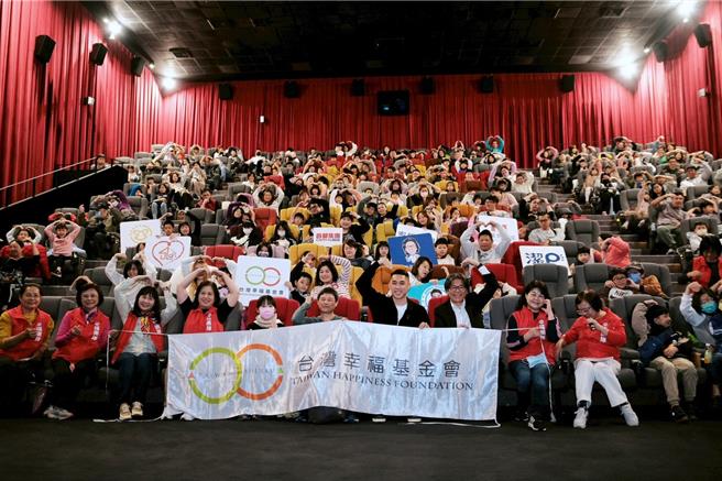 新北市议员陈明义及陈世轩，今年再度携手推动「宝贝看电影」公益活动。（议员陈明义提供）