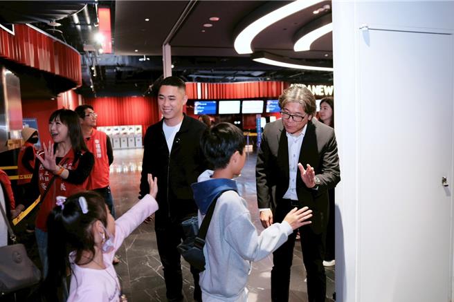 新北市议员陈明义及陈世轩，今年再度携手推动「宝贝看电影」公益活动。（议员陈明义提供）