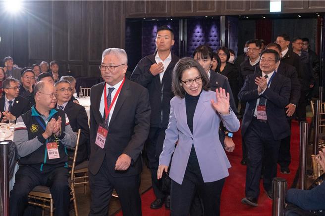 萧美琴副总统蒞临药师公会春酒，肯定药师的努力。（药师公会全联会提供／林周义台北传真）