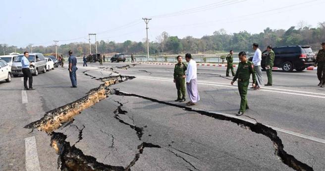 緬甸遭遇規模8.2強震，軍政府罕見對外求援，並公開目前至少1002人死亡，但外界預估死亡人數恐高達6位數。(圖／美聯社)