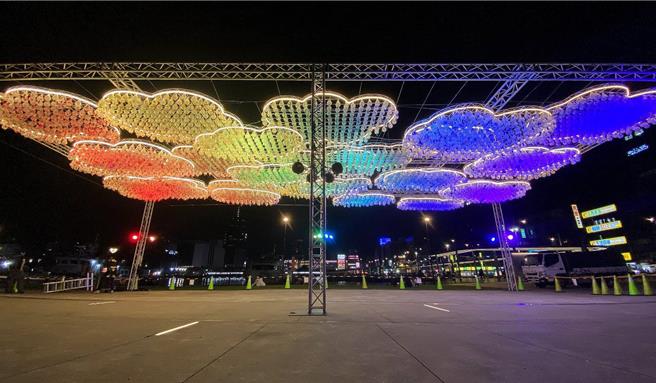 「2025基隆童话艺术节」将于4月3日至4月5日在基隆国门广场盛大登场，基市府教育处于29日举行共创作品「铃听雨」点灯记者会，5000多个「雨风铃」相当壮观。（基隆市政府提供／徐佑升基隆传真）