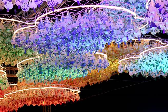 「2025基隆童话艺术节」将于4月3日至4月5日在基隆国门广场盛大登场，基市府教育处于29日举行共创作品「铃听雨」点灯记者会，5000多个「雨风铃」相当壮观。（基隆市政府提供／徐佑升基隆传真）