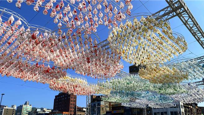 「2025基隆童话艺术节」将于4月3日至4月5日在基隆国门广场盛大登场，基市府教育处于29日举行共创作品「铃听雨」点灯记者会，5000多个「雨风铃」相当壮观。（基隆市政府提供／徐佑升基隆传真）