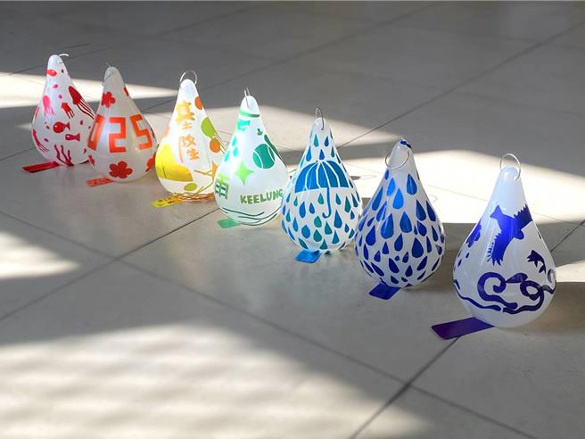 「2025基隆童话艺术节」将于4月3日至4月5日在基隆国门广场盛大登场，基市府教育处于29日举行共创作品「铃听雨」点灯记者会，5000多个「雨风铃」相当壮观。（基隆市政府提供／徐佑升基隆传真）