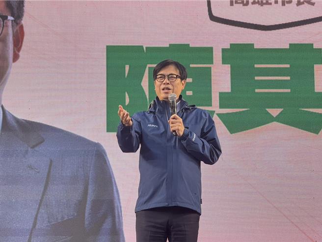 高雄市長陳其邁在宣講現場喊到破音，認為高雄是遭刪預算的「苦主」，盼藍白立委聽取地方心聲。（紀爰攝）