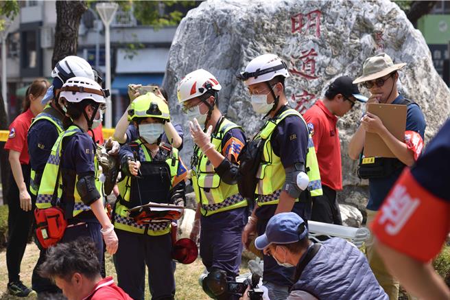 高市義消總隊第一救護大隊29日舉辦「大量傷病患訓練競賽」，模擬有毒化學物槽車翻覆車禍大量傷患情境。（義消總隊提供／紀爰高雄傳真）