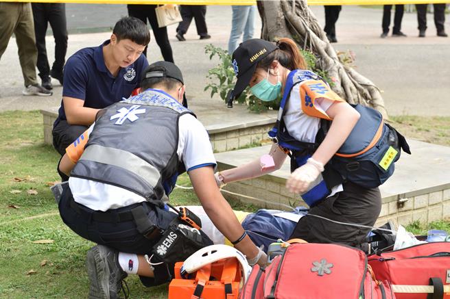此次模擬車禍現場且散發出有毒物質，患者出現骨折、外傷，如何做好各項急救措施。（義消總隊提供／紀爰高雄傳真）