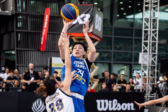 中华队刘希晔在对方面前后仰跳投。(取自FIBA官网)