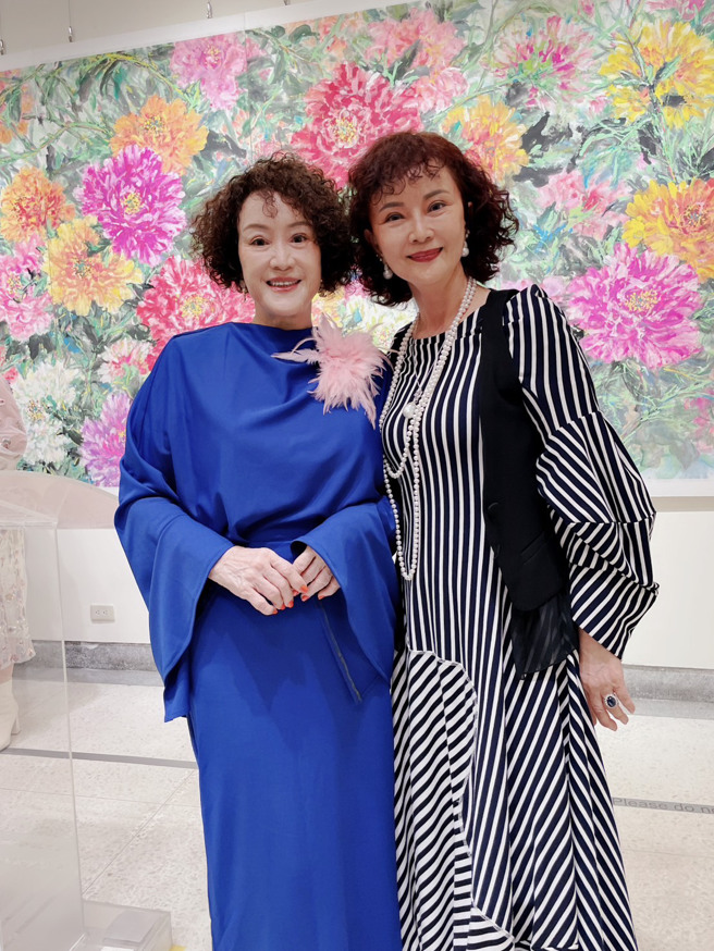 鄧美芳（右）盛裝出席韓湘琴的畫展。（韓湘琴提供）