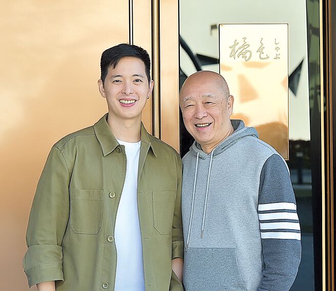 橘色集團創辦人袁永定（右）重視服務與「客人感受」，二代經營者袁保華承襲此理念並發揚光大。圖／姚舜