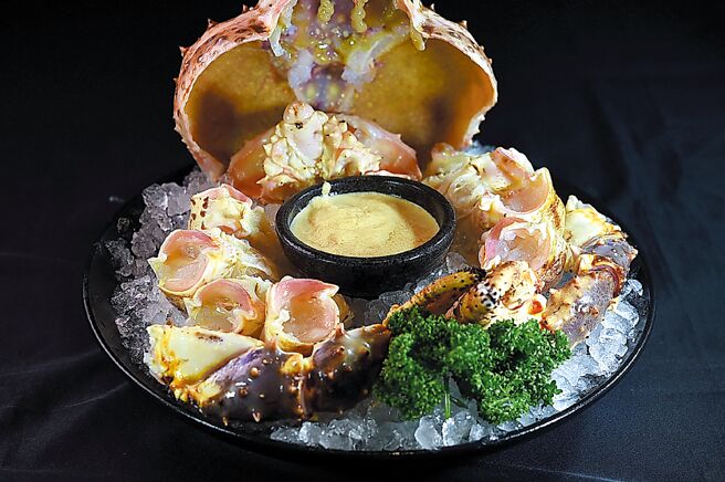 迎合台中頂級火鍋饕客喜好，「橘色涮涮屋」台中館主攻帝王蟹五吃，圖為分切好、當火鍋涮料的蟹肉。圖／姚舜