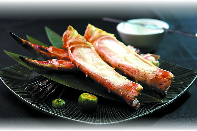 「橘色涮涮屋」台中館的「鱈場蟹五吃」之二是「炭烤鱈場蟹腳」。圖／姚舜