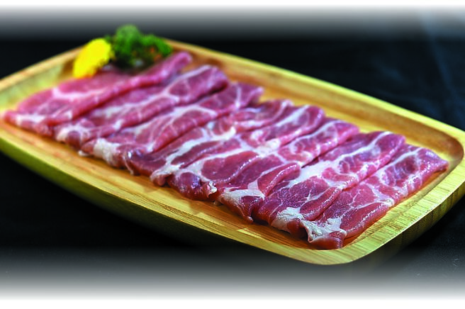 「橘色涮涮屋」台中館菜單上可點到「手切冷藏究好豬梅花」當火鍋涮料。圖／姚舜