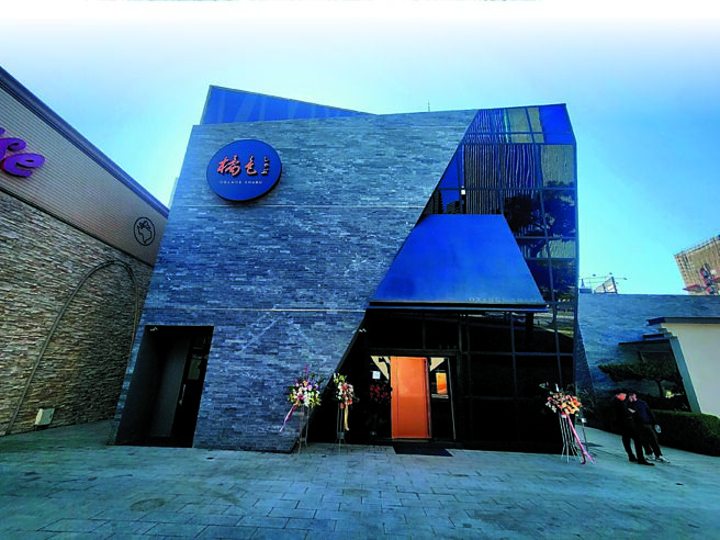 獨棟式的「橘色涮涮屋」台中店插旗台中市七期市政路，為品牌全台最大門市。圖／姚舜