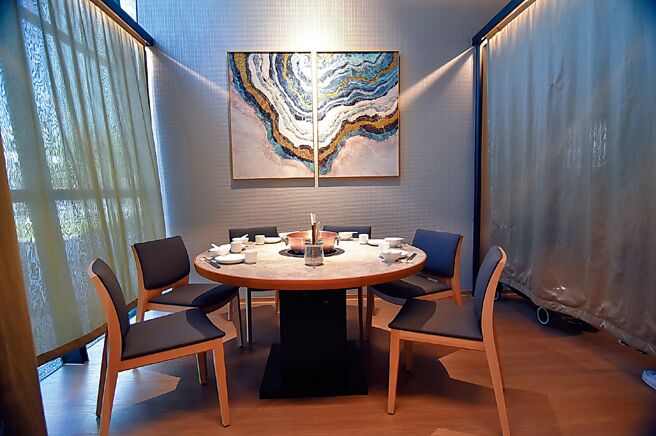 「橘色涮涮屋」台中館採布質隔簾區隔成「軟包廂」，臨窗區採光良好。圖／姚舜