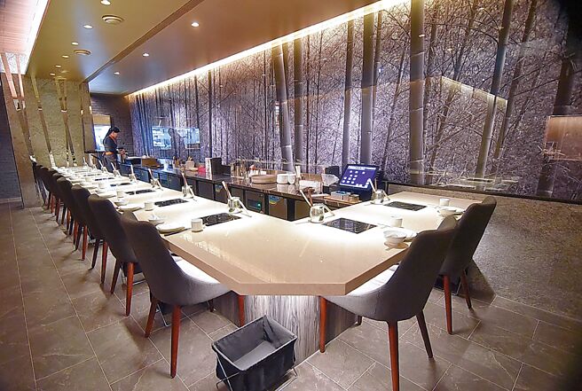 搶攻「個人經濟」，「橘色涮涮屋」台中館比照「Extension 1 by橘色」，設有一單人鍋物吧檯區，一個人前往亦能享用高檔鍋物。圖／姚舜